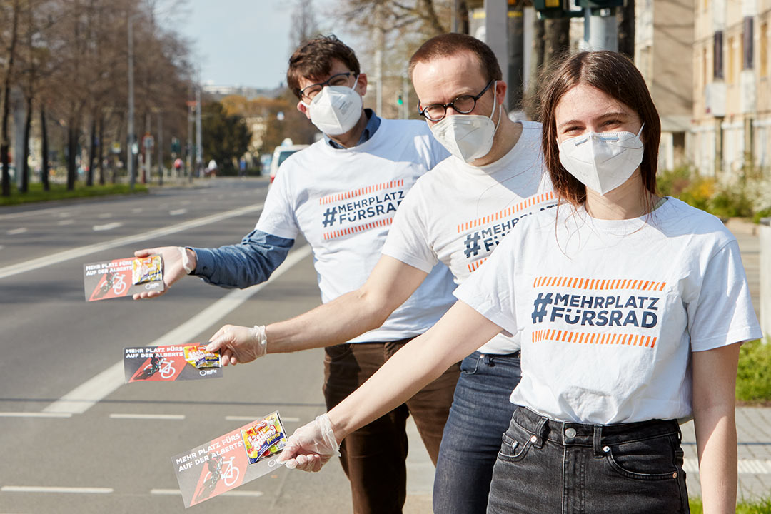 210421 Albertstr Verteilaktion 7 klein Foto ADFC DD Juliane Mostertz