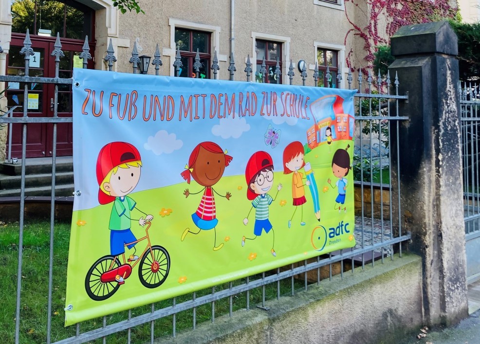 Banner Schulwegsicherheit an 62 GS Striesen Foto ADFC DD JM Kopie