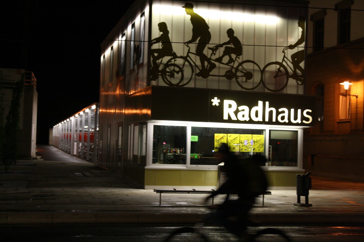 Fahrradparkhaus in Erfurt, einer Stadt nur halb so groß wie Dresden