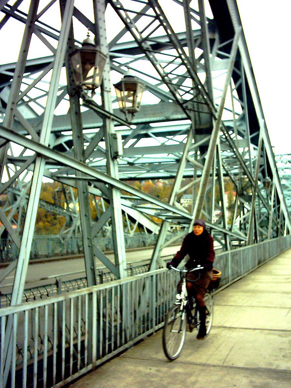 Blaues Wunder Radfahrerin (c) parrish