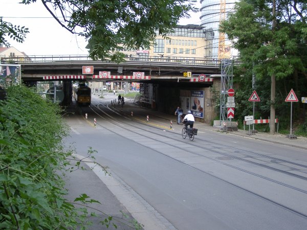 Die Freiberger Straße mit der alten Eisenbahnbrücke - eine wunderbar ruhige Radverbindung - noch!