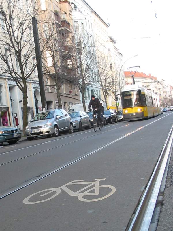 Piktogramme auf Tramgleisen